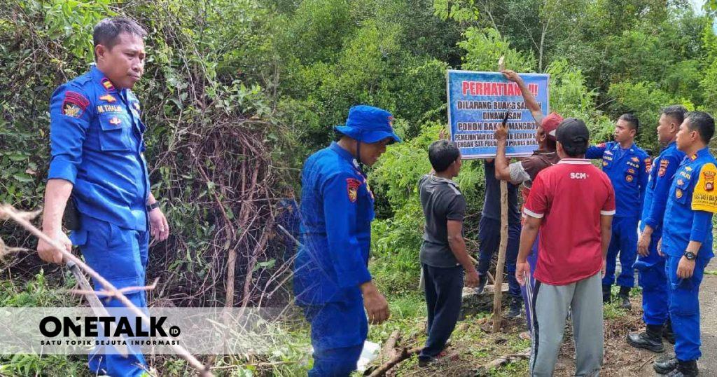 Satuan Polairud Polres Boalemo Bersihkan Tumpukan Sampah di Hutan Mangrove Desa Lamu