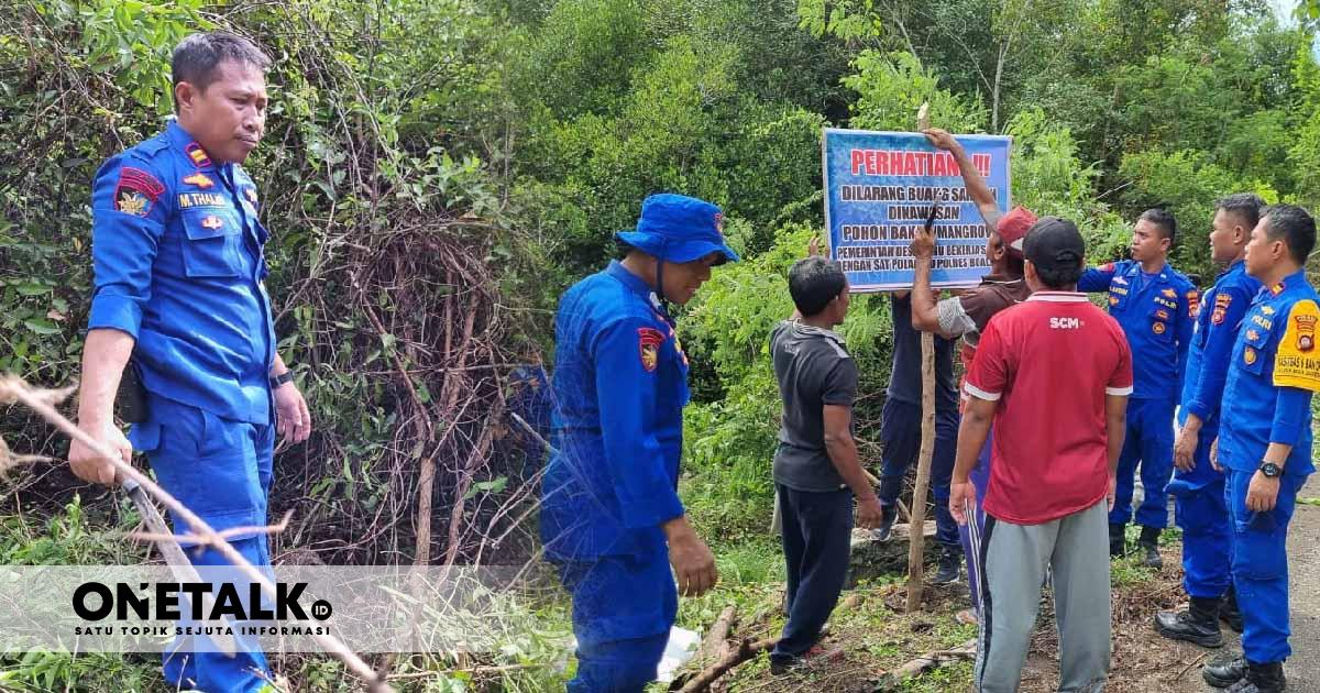 Satuan Polairud Polres Boalemo Bersihkan Tumpukan Sampah di Hutan Mangrove Desa Lamu