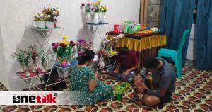 Perajin UMKM Desa Topi Berkah Mandiri, Produksi Kerajinan Bunga Akrilik dengan Harga Bersaing