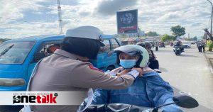 Sikap Humanis Polwan Ditlantas, Memakaikan Helm sebagai Langkah Keselamatan