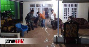 Banjir Melanda Desa Tapadaa, Babinsa Koramil Botumoito Sigap Bantu Evakuasi