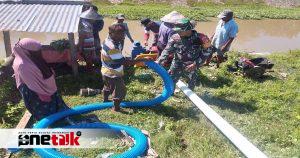Babinsa Koramil 1304-06/Suwawa Tengah Dampingi Pemasangan Pompa Air Bantuan dari Kementan RI