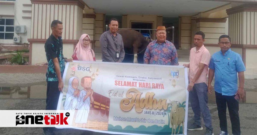 Bank SulutGo Cabang Gorontalo Utara Serahkan Bantuan Sapi Qurban untuk Hari Raya Idul Adha 1445 H