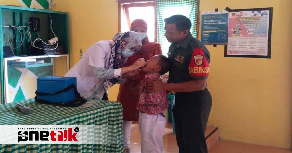 Babinsa Sertu Amandus B. Dampingi Pekan Imunisasi Nasional di Desa Ipilo