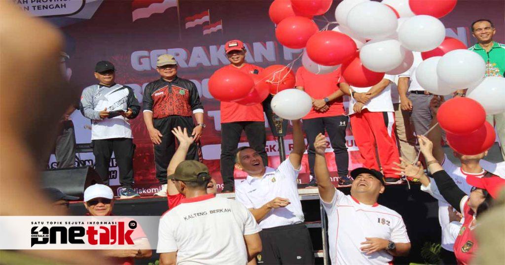 Dandim 1016/Plk dan Warga Palangka Raya Semarakkan HUT RI ke-79 dengan Pembagian Bendera Merah Putih