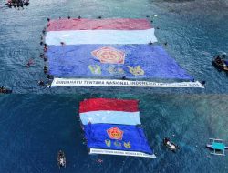 Semarak HUT TNI Ke-79, Pengibaran Bendera di Bawah Laut, Pantai Wisata Hiu Paus, Simbol Sinergi dan Semangat Kebangsaan