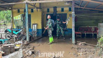 TNI dan Warga Bersatu Pulihkan Desa: Semangat Gotong Royong Pasca Banjir di Wonggarasi Tengah