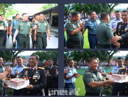 Kejutan Manis di HUT Bhayangkara: Danrem 133/NW Bawa Kue Ulang Tahun untuk Kapolda Gorontalo